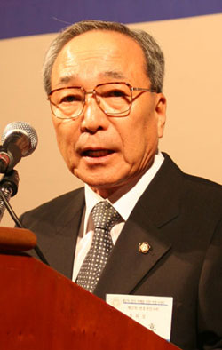 ▲변호사대회에서기조연설하는천기흥변협회장