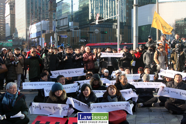 ▲2013년12월28일민변<변호사들,거리에서민주주의를외치다>거리행진/가운데에이석태변호사가있다.