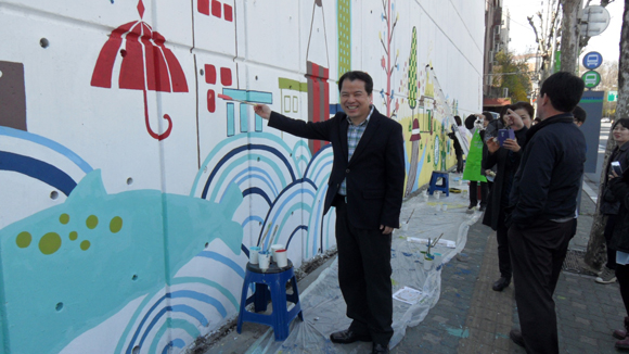 ▲벽화그리기봉사활동현장에참여한위철환변협회장(사진제공=대한변호사협회)