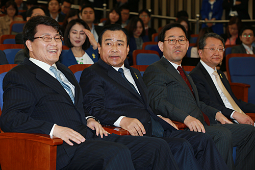 ▲왼쪽부터윤상현의원,이완구원내대표,주호영정책위의장(사진=새누리당홈페이지)