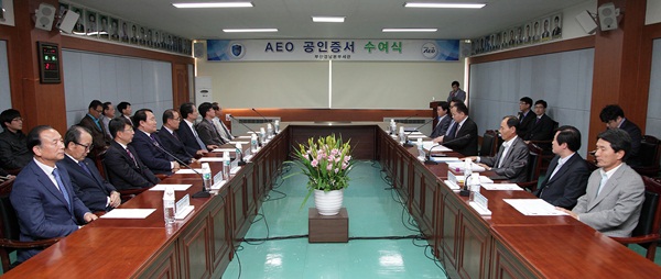 ▲15일오후3시부산세관대회의실에서최근성실무역업체(AEO:AuthorizedEconomicOperator)로공인된업체에대한공인증서수여식을갖고있다.<부산세관제공>