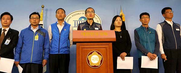 ▲기자회견하는공투본.대표발언하는이충재공무원노조위원장(사진=공무원노조)