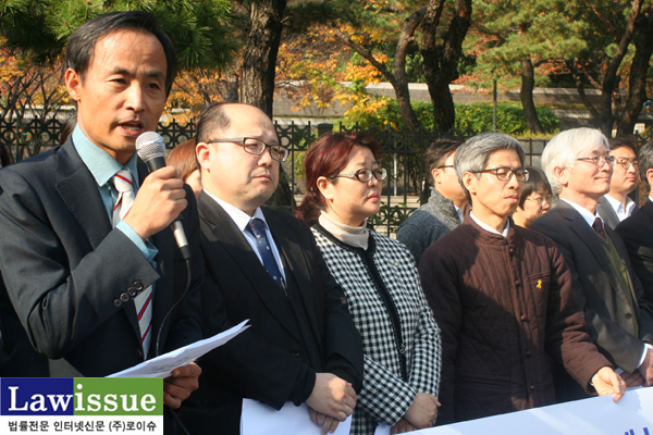 ▲4일서울중앙지검앞에서가진기자회견에서규탄발언하는민변사법위원장이재화변호사