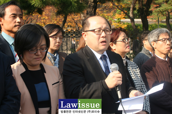 ▲5일서울중앙지검앞에서열린민변기자회견에서규탄발언을하는장경욱변호사