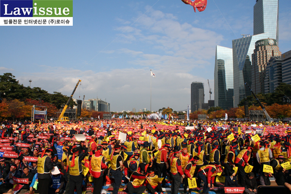 ▲지난11월1일공무원연금개혁에반대하는대규모공무원집회가열린서울여의도공무원.이날전국에서12만명의공무원들이모였다.