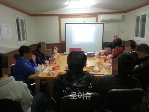 ▲사회성향상보호위원회가‘내인생UP’이라는주제로법무보호공단경남서부지소숙식대상자들을상대로심리상담을하고있다.(사진제공=법무공단경남서부지소)