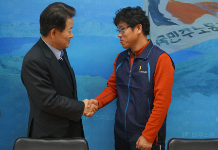 ▲악수하는정동영상임고문과한상균위원장(사진=정동영상임고문실)