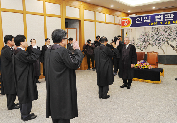 ▲26일거행된신임전담법관임명식