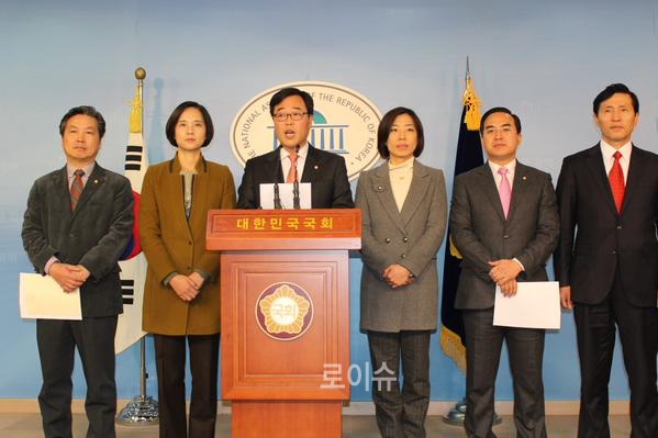 ▲2일국회정론관에서기자회견하는'더좋은미래'모임의원들(사진=김기식의원트위터)