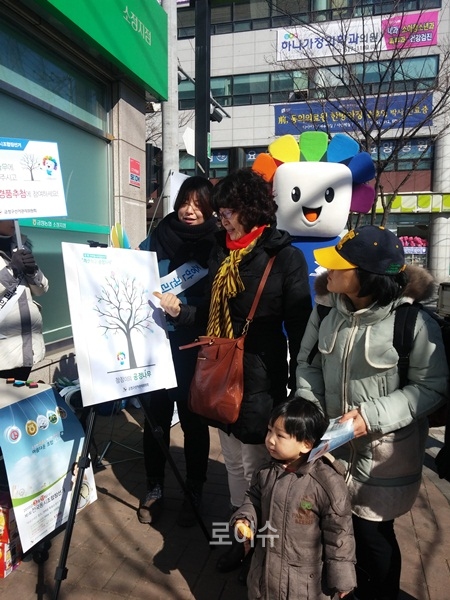 ▲시민들을상대로‘손도장서명으로공정나무만들기’,‘트위터를통한퀴즈이벤트’등다양한이벤트를벌이고있다.