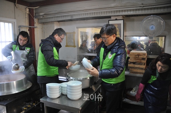 ▲부산경찰청3부직원들이배식을하고있다.(사진제공=부산경찰청)