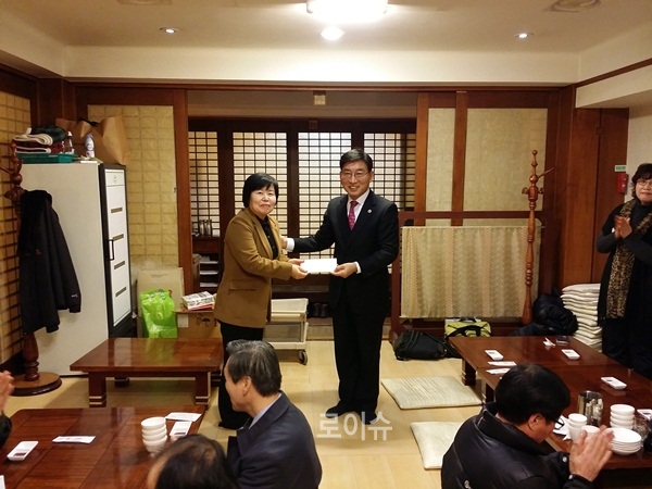 ▲백기영지부장(사진왼쪽)에게명절차례금을전달하고기념촬영.