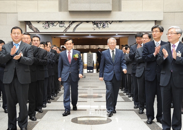 ▲17일대법원청사에서열린퇴임식장에들어서는신영철대법관과양승태대법원장(사진=대법원)