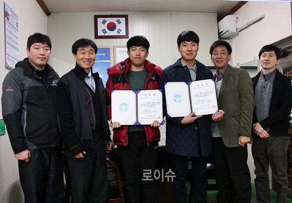 ▲17일서부지소에서160시간의사회복지학실습을마친경상대학교사회복지학과송병준,박민곤학생이수료증을내보이며이흥수소장(왼쪽2번째)등직원들과기념촬영을하고있다.(사진제공=한국법무보호복지공단경남서부지소)