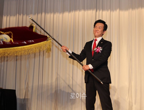 ▲23일취임식에서협회기를흔드는하창우변협회장(사진=페이스북)