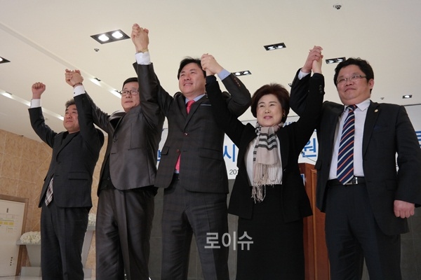 ▲김영춘부산시당위원장(사진왼쪽세번째)및지방의원협의회장후보자들이필승을다짐하고있다.이날박종성금정구의원이초대회장에당선(사진우측첫번째).(사진제공=새정치민주연합부산시당)