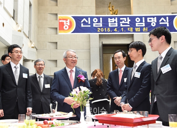 ▲임명식후경축소연에서양승태대법원장이신임법관들과얘기를나누고있다(사진=대법원)