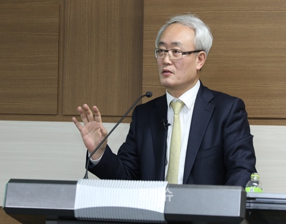 ▲30년간기업인수합병(M&A)과환경분야업무를담당했던박상열변호사(사법연수원11기)가M&A사례와이를통해얻은교훈에대해설명하고있다.(사진제공=법무실)