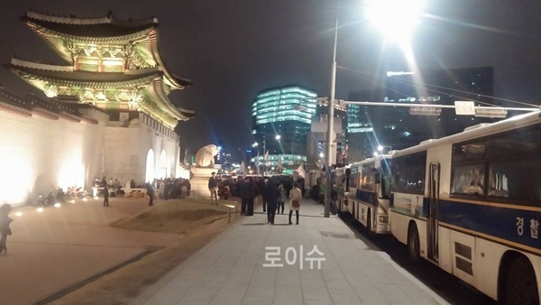 ▲이덕우변호사가18일밤9시경광화문앞의경찰차벽사진을찍어페이스북에올렸다.