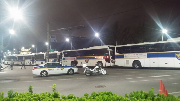 ▲이덕우변호사가18일밤10시경경찰차벽사진을찍어페이스북에올렸다.