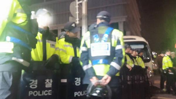 ▲이덕우변호사가18일밤광화문일대에서찍은경찰사진