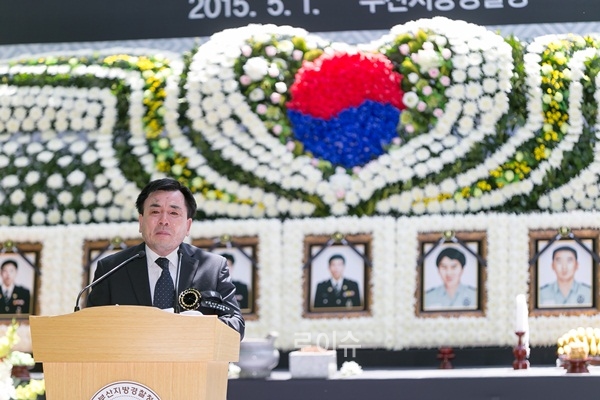 ▲정유환유족대표가인사말을하며눈물을흘리고있다.(사진제공=부산경찰청)