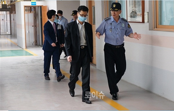 ▲김재혁검사등사법연수생들은교도작업제품,중앙통제실,수용거실,작업장등전반적인시설을둘러보고있다.(사진제공=부산교도소)