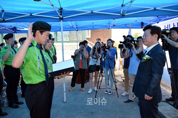 ▲시민순찰대발대식에서이재명성남시장앞에서선서를하고있다.