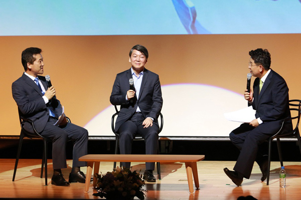 ▲북콘서트현장.최명길전MBC유럽지사장,안철수의원,이철희소장(사진=의원실)