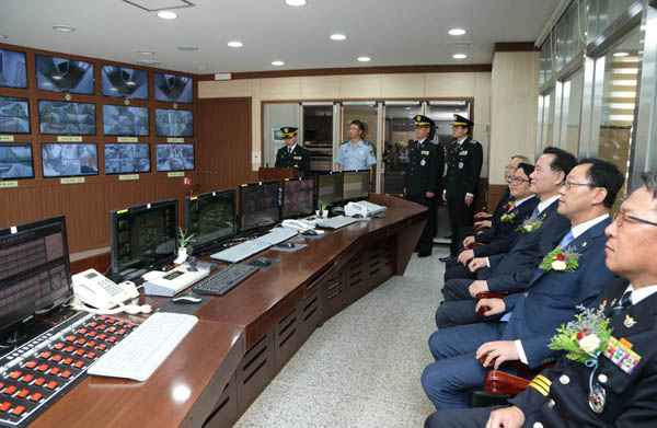 ▲김현웅법무부장관이3일오후4시장흥교도소이전개청식에서중앙관제센터를점검하고있다(사진=법무부)