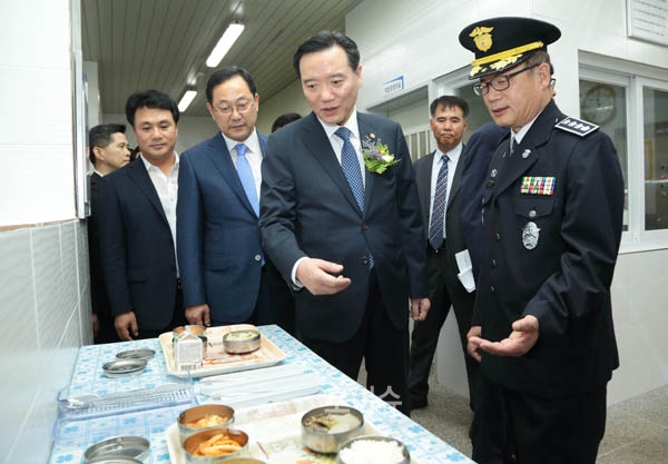 ▲김현웅법무부장관이3일오후4시장흥교도소이전개청식행사후구내순시를하고있다(사진=법무부)