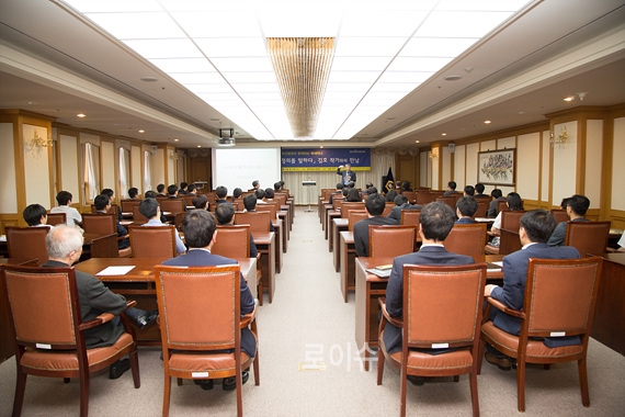 ▲법관및직원50여명이부산법원북세미나에참석하고있다.(사진제공=부산고법)