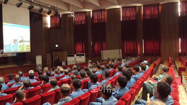 ▲수욛자안전교육을실시하고있다.(사진제공=부산교도소)