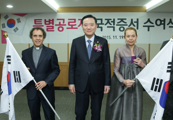 ▲김현웅법무부장관이프랑스국적자포로스트마르띤박사와이탈리아국적의보르도빈첸조신부(한국명:김하종)등특별공로자2명에게국적증서를수여했다.(사진=법무부)