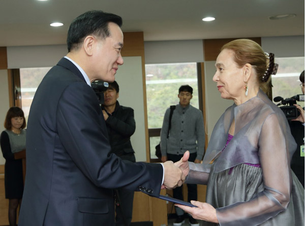 ▲김현웅법무부장관이프랑스국적자포로스트마르띤박사에게국적증서를수여했다.(사진=법무부)