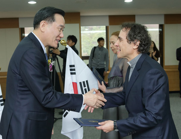 ▲김현웅법무부장관이이탈리아국적의보르도빈첸조신부(한국명:김하종)에게국적증서를수여했다.(사진=법무부)