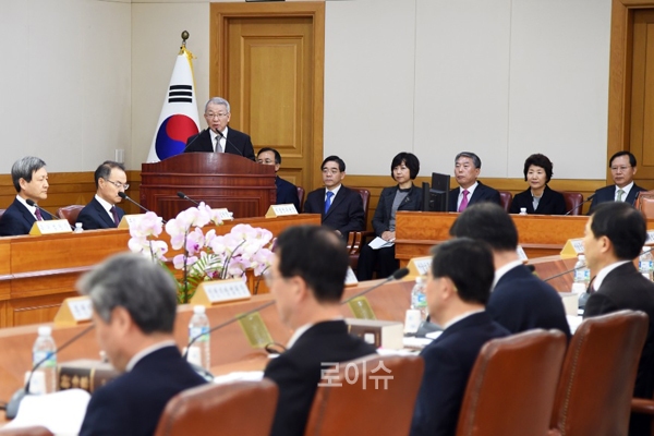 ▲4일대법원청사에서열린전국법원장회의에서양승태대법원장이인사말을하는모습(사진=대법원)