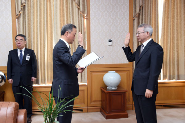 ▲임명장을수여하는양승태대법원장(우)=사진/대법원