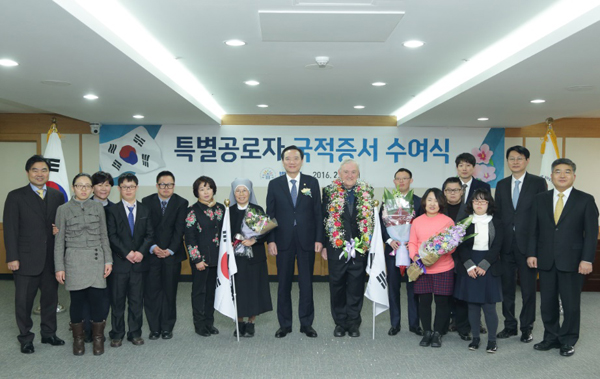 김현웅법무부장관이4일정부과천청사법무부대회의실에서열린특별공로자국적증서수여식에서아일랜드국적의오네일패트릭노엘신부(한국명:천노엘)등참석자들과기념촬영을하고있다.(사진=법무부)