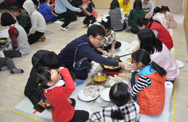 ▲아들과함께김승만소장전부치기/사진=서울남부교도소