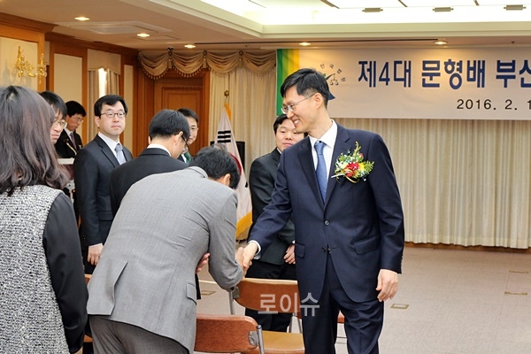 문형배법원장이법관및직원들과일일이악수를나누며소통하고있다.(사진=부산가정법원)
