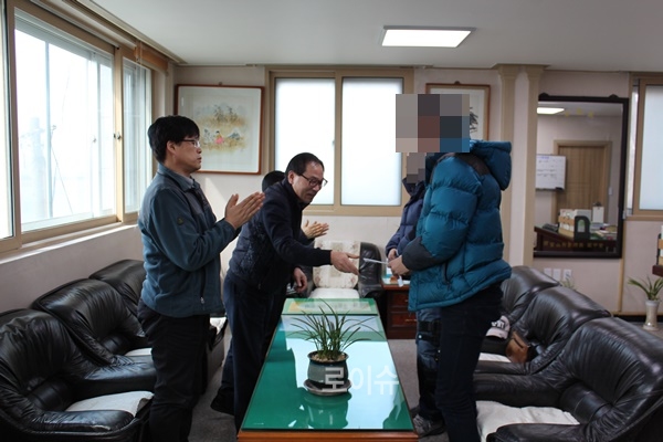 이성환회장이법무보호대상자가정자녀에게장학금을전달하고격려하고있다.(사진제공=한국법무보호복지공단부산지부)