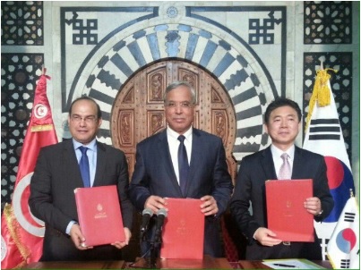 국민권익위원회김태응권익개선정책국장(오른쪽)이지난23일튀니지현지에서튀니지정부관계자와국민신문고시스템의튀니지진출에대한상호협력양해각서를체결했다./사진=권익위