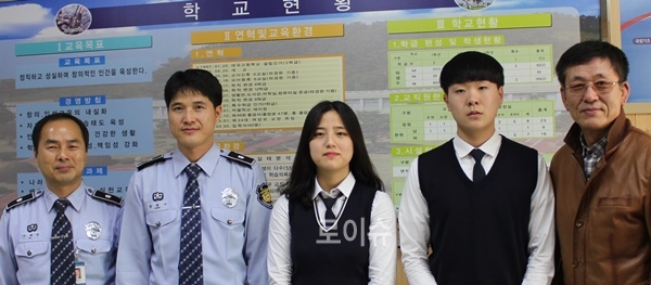 대곡고등학교를방문해장학금을전달하고기념촬영.(사진제공=진주교도소)