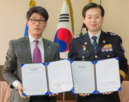 교통사고줄이기업무협약서를내보이며기념촬영.(사진제공=경남경찰청)