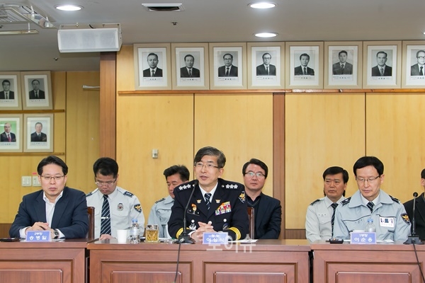경찰관련학과장간담회에서이상식부산경찰청장이인사말을하고있다(위사진).학과장들과기념촬영.(사진제공=부산경찰청)
