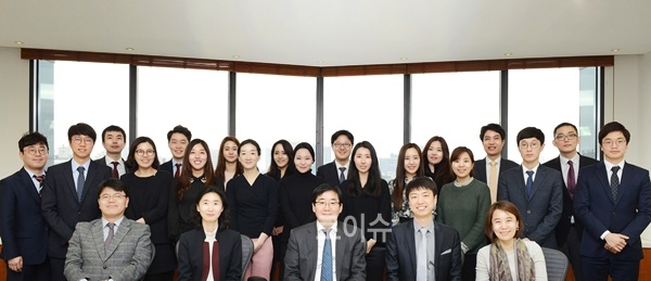 태평양이국내로펌을선도하고있는프로보노활동등의평가로8년연속ALB선정,올해의일하기좋은로펌에선정되고기념촬영.(사진제공=법무법인태평양)