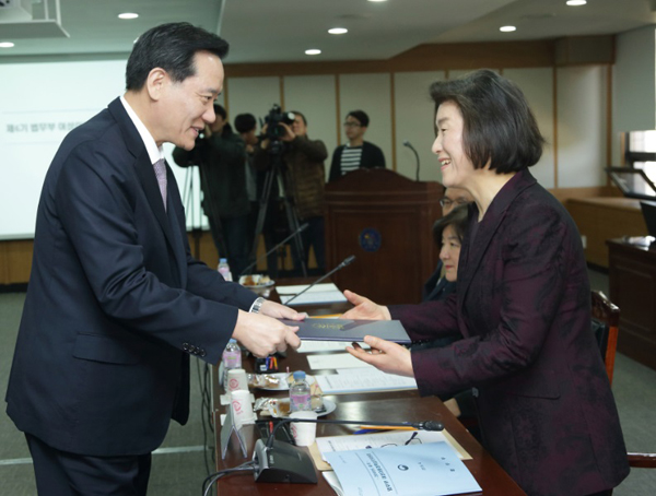 김현웅법무부장관이11일정부과천청사법무부대회의실에서열린제6기법무부여성아동정책심의위원회출범식에서위원장인이재연숙명여대아동복지학부명예교수에게위촉장을전달하고있다(사진=법무부)