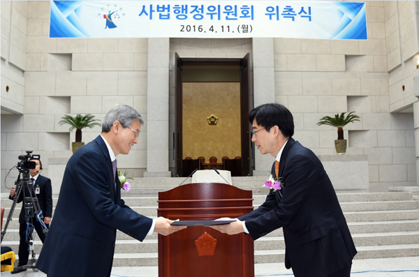 위촉장을수여하는고영한법원행정처장(좌)/사진=대법원