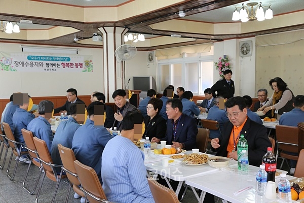 교정위원들과장애인수형자들이함께음식을먹으며대화를나누고있다.(사진제공=부산구치소)